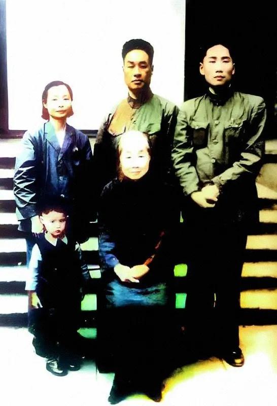 1949年，长沙刚解放，向振熙站在堂屋中央，手抚一张发黄的黑白照片，泪水止不住地