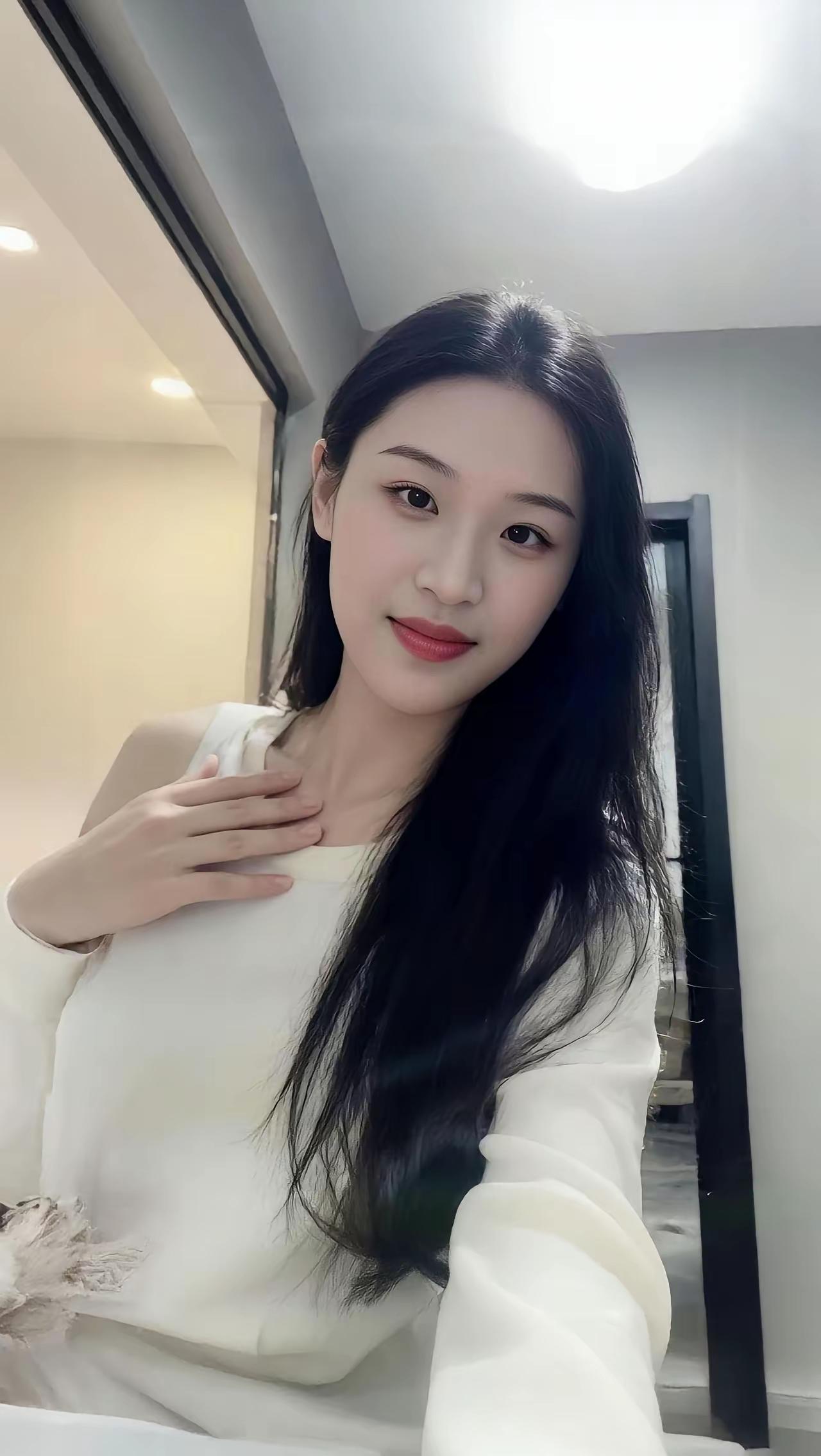 镜中人影动，笑语入梦来。