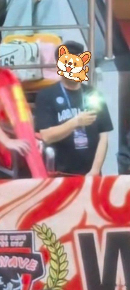 广州男篮vs广东男篮广州这个挂牌的人员拿手电筒是什么意思啊？这不违规吗？ 