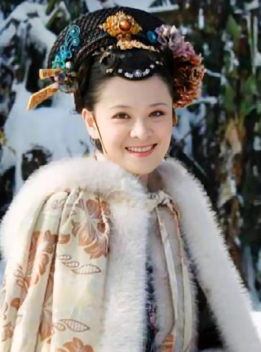  曹琴默的扮演者陈思斯，1983年6月14日出生于浙江省宁波市，演员，毕业于中央