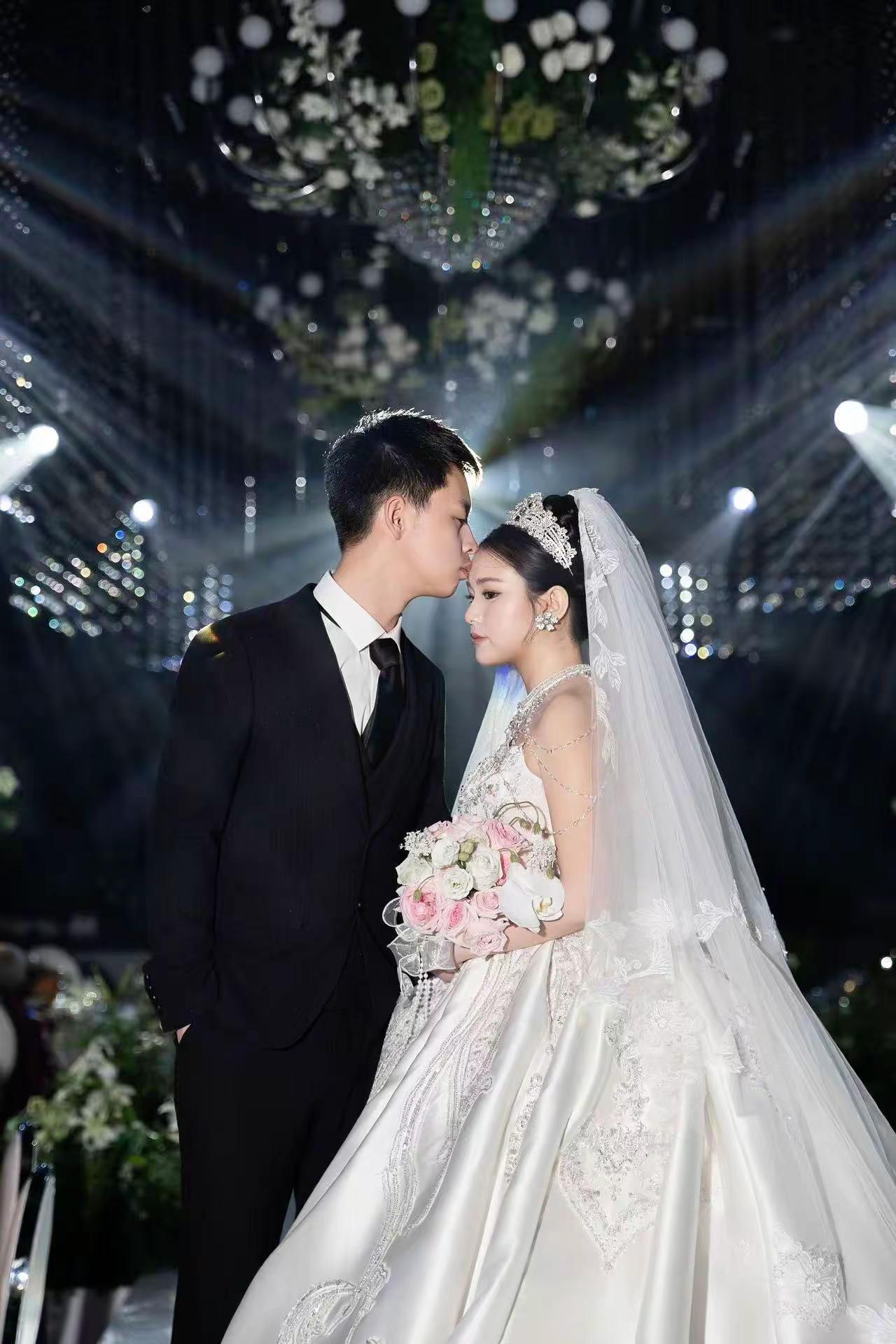 我们家的绝世郎才女貌，看到你们幸福，姐姐无比开心和自豪！很开心多了个妹妹欣炎宝，