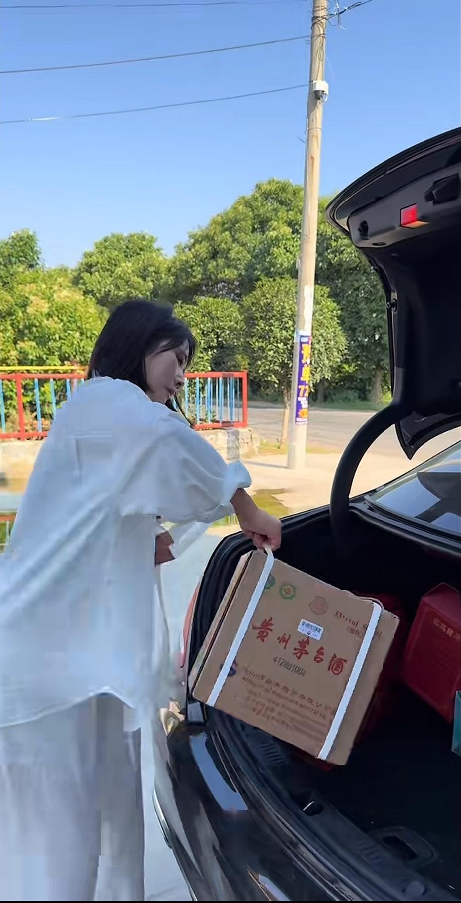 河南瑞瑞，拿着 10 万块钱，一箱53度茅台酒，两条黄金叶天叶，还有一些猪蹄、麻