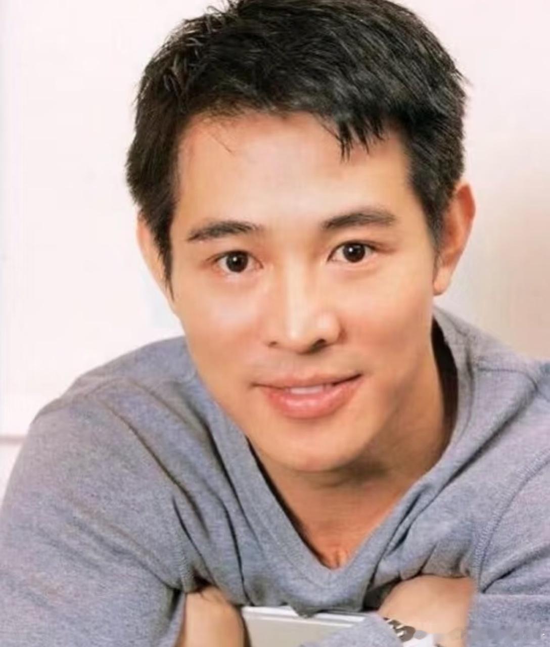 娱乐[超话]李连杰盼着女儿女婿带自己出去溜溜弯李连杰年轻人审美 李连杰上了年纪也