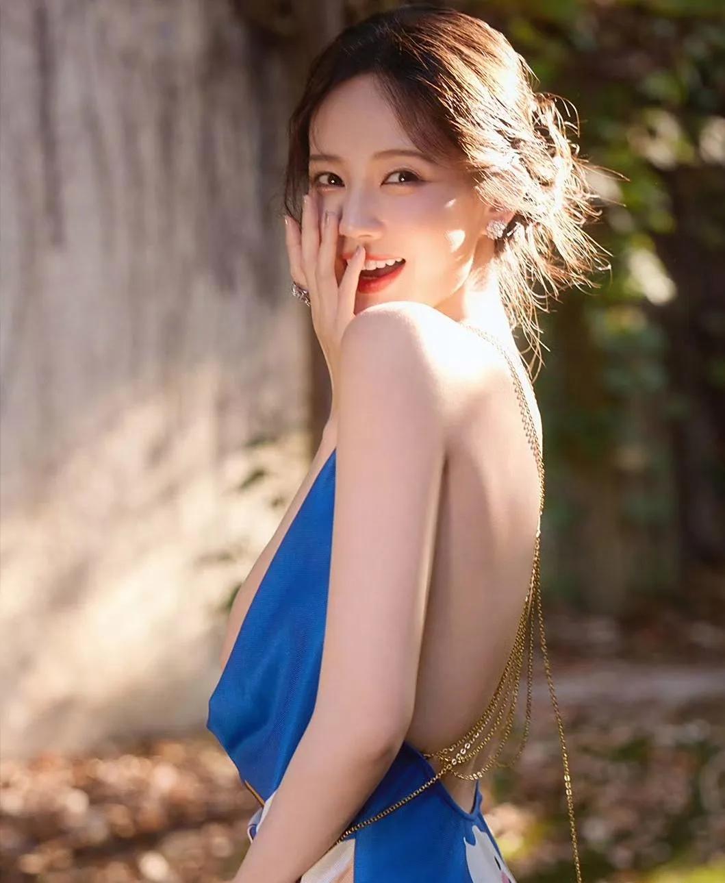 李一桐造型惊艳出圈，蓝色长裙尽显极致魅力
 
家人们，咱就是说，李一桐这次的造型