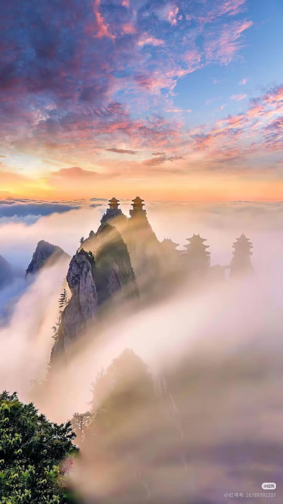 远赴人间惊鸿宴，老君山上住神仙。

➡️老君山简介：
老君山“天下无双圣境，世界