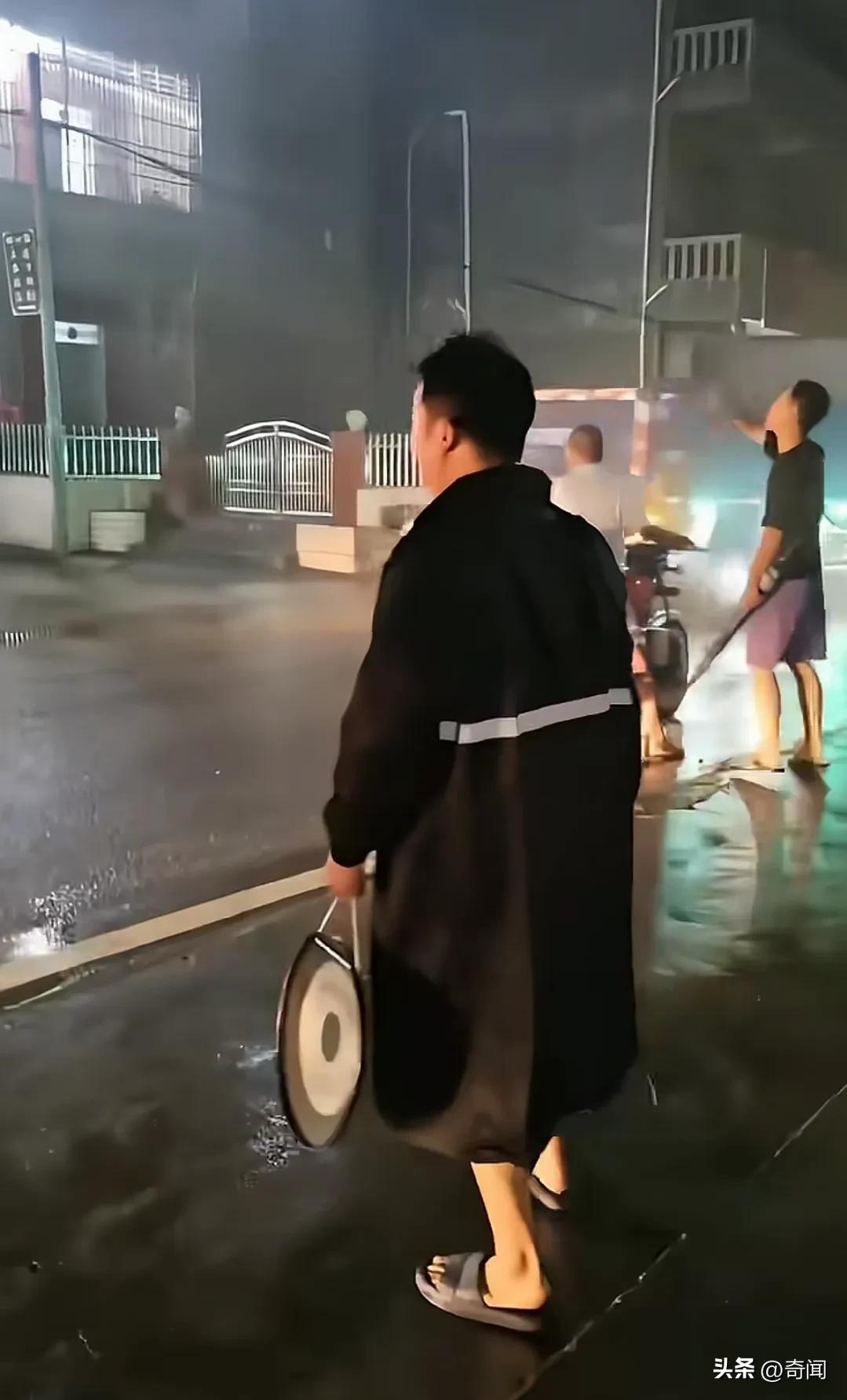 广东一水库突发险情有决堤风险，当地已发布风险预警，并开始转移村民，抗洪抢险队伍已