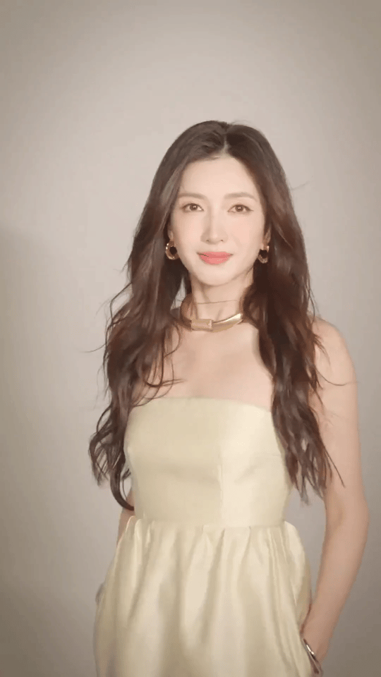 江疏影 上桌江疏影在《夜色正浓》里凭实力“上桌”了！她饰演的赵玫，跳出了过往框架