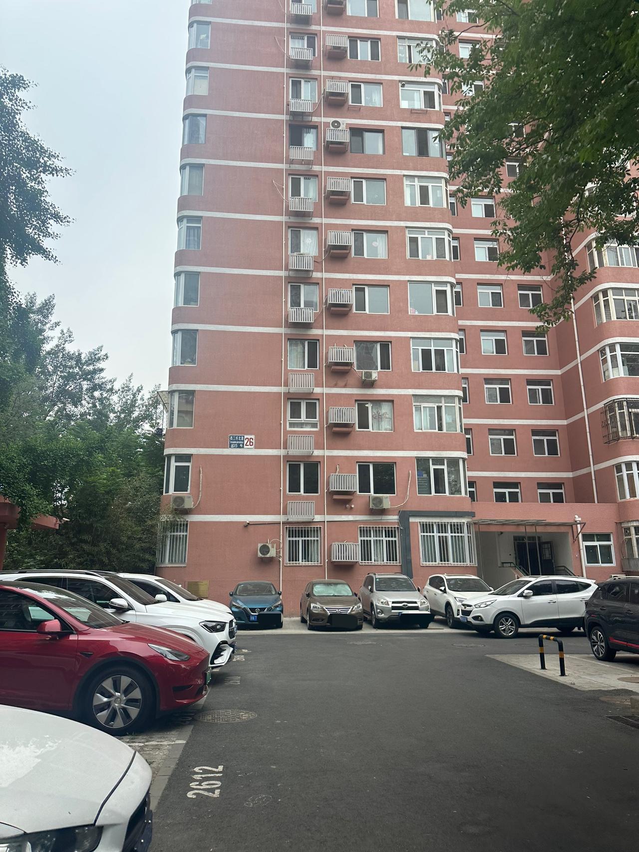 今天一早抽空去看了套房子。
首师大宿舍楼，位置满足我的要求。
小区有点杂乱，改造