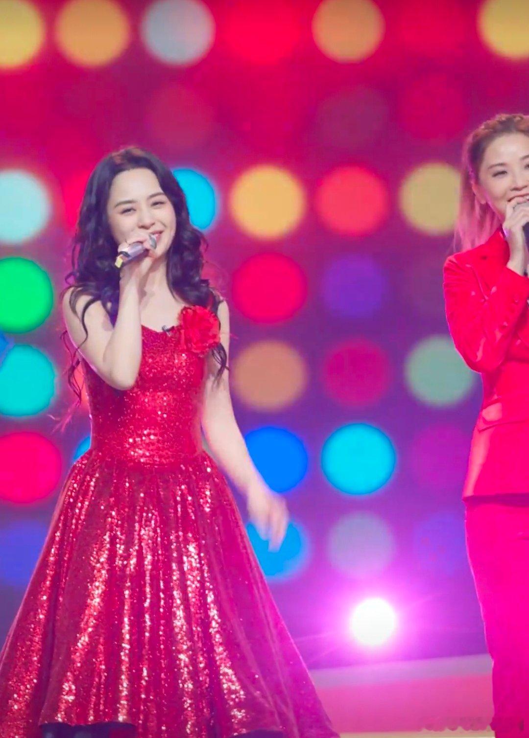 Twins复刻了20年前的春晚舞台你好星期六 一见到Twins合体就破防！笑容如