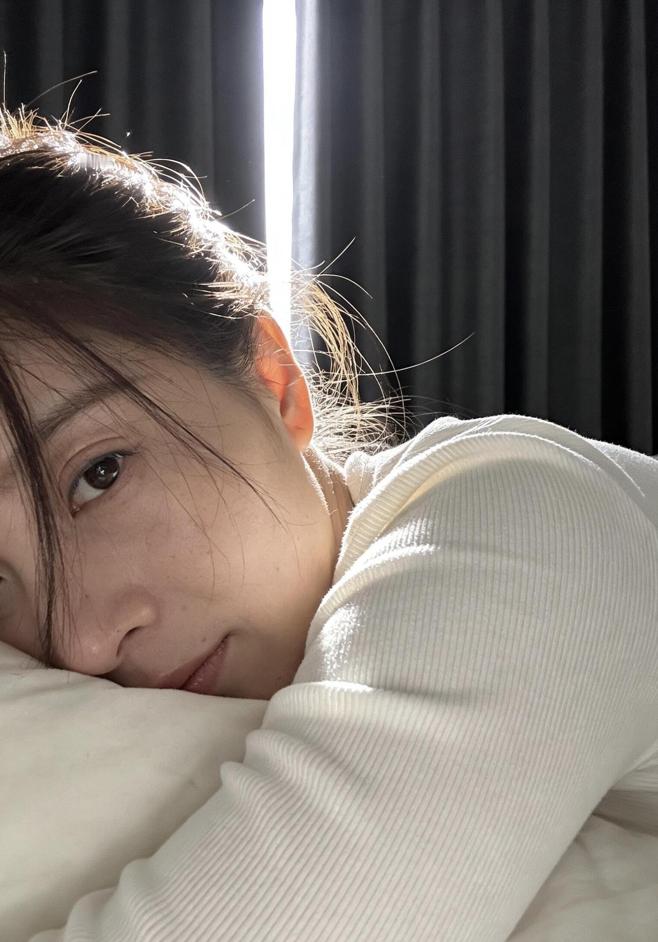 就这么一个淡淡的眼神，得让多少青年才俊沦陷其中啊！