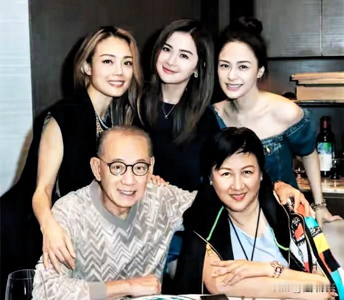英皇娱乐老板遇到麻烦了。

老板是谁？
响当当的大人物杨受成，
华语娱乐圈真正的