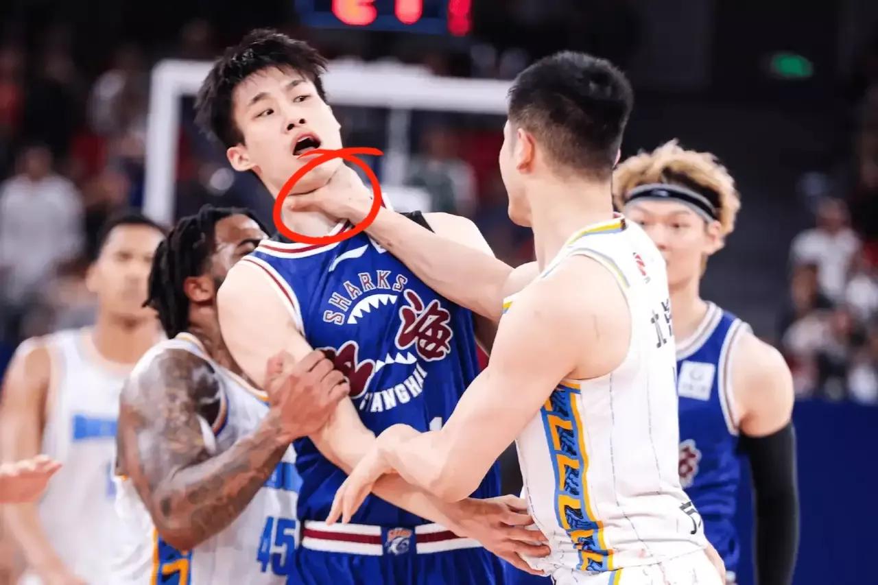 上海男篮与北京男篮比赛时发生激烈的肢体冲突，方硕在持球推进过程中被刘铮犯规，结果