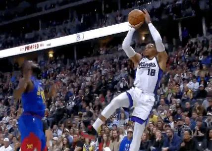 震惊，难以置信，西部吊车尾国王，居然居然赢了掘金。
今天，国王128-123掘金