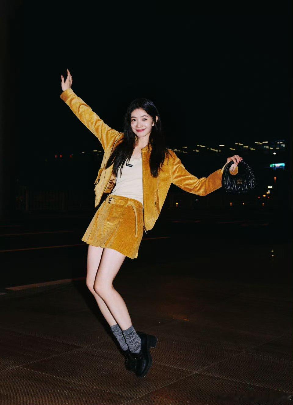 #刘浩存条绒短裙#超漂亮的女王 ​​​