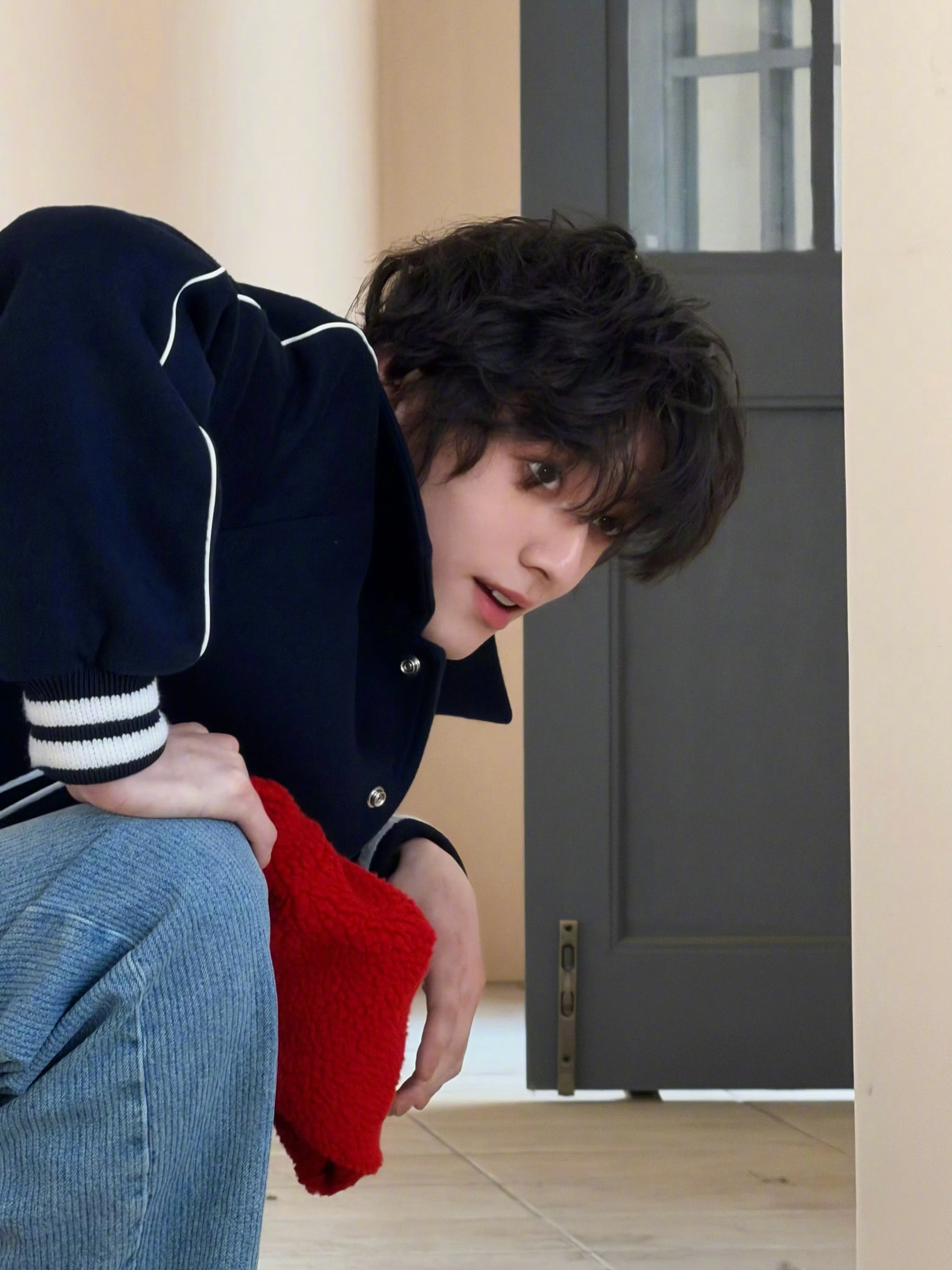 赖伟明是懂我们想看什么的 这组春日大片完全绝了！棒球服造型少年感拉满，精准拿捏粉