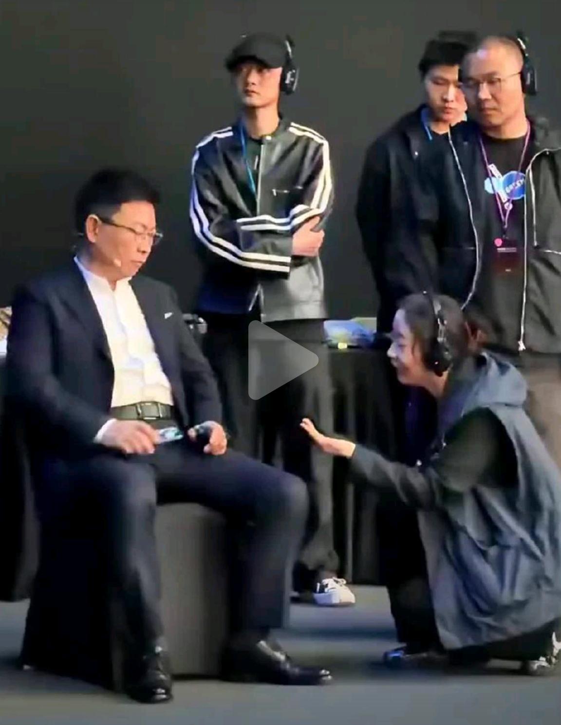 一女子竟然这样为余总服务，你们怎么看？

近日，一段视频在网上流传，余总坐在一个