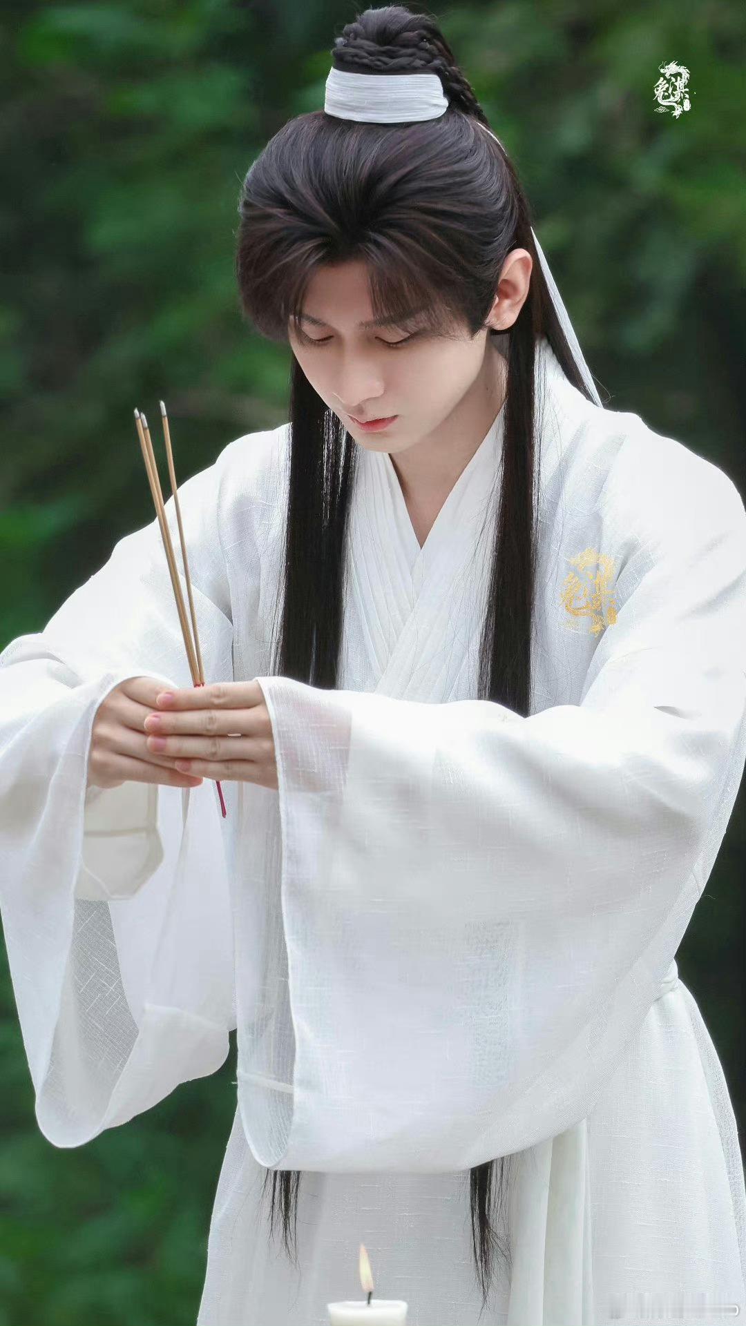 成毅穿白色显头大。 ​​​