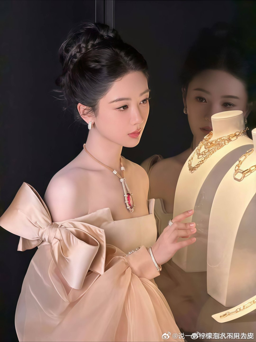 杨紫宝曼兰朵红宝石这图太赞了，是想表达，镜子不会说谎，外层是迎合世界的假面，内里
