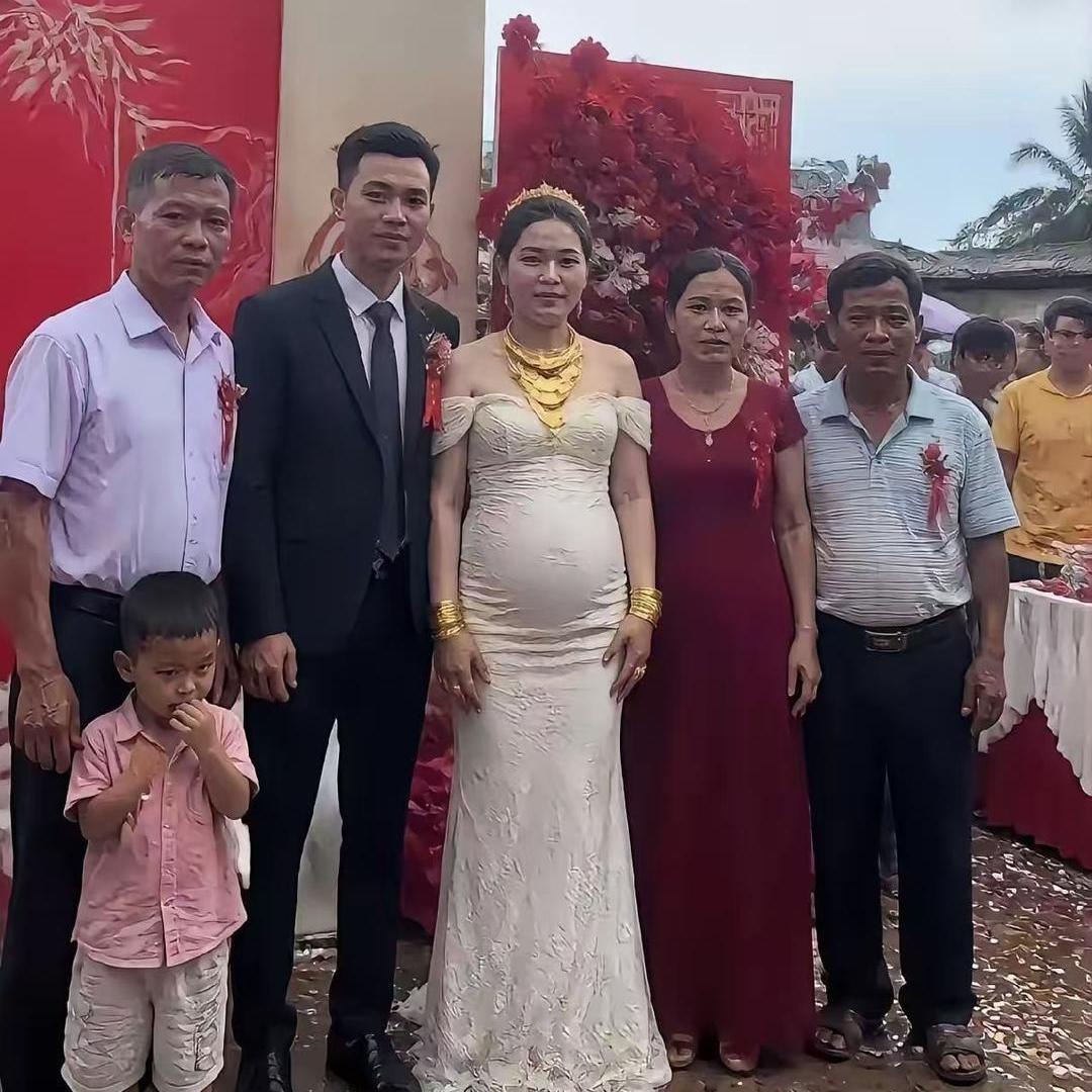 一眼就被这场婚礼合照吸引住了！
 
人生姻缘本就是各有各的缘分，只要两个人真心相