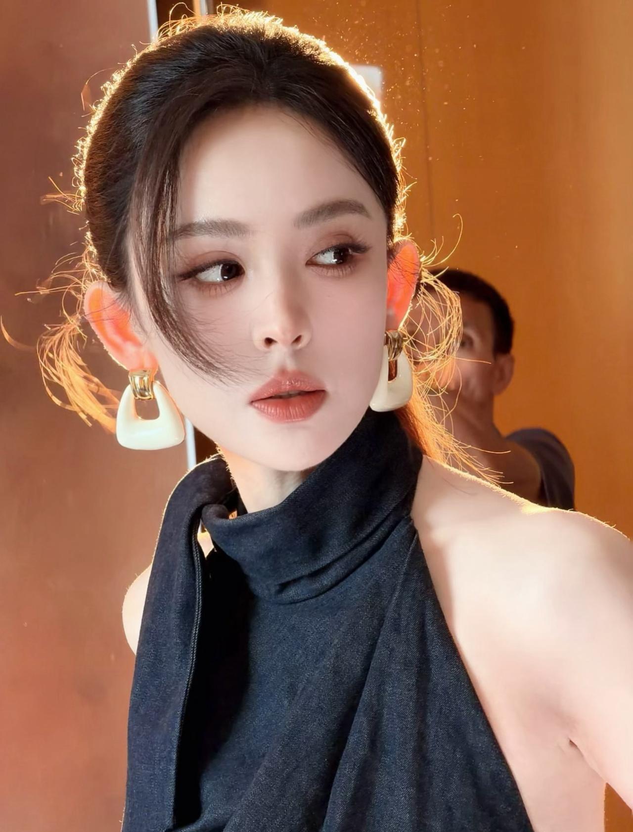 枯草为篱，沙地为席。走入一个早已约定的仪式，去丈量未标注的路，只等边界被撕开@我