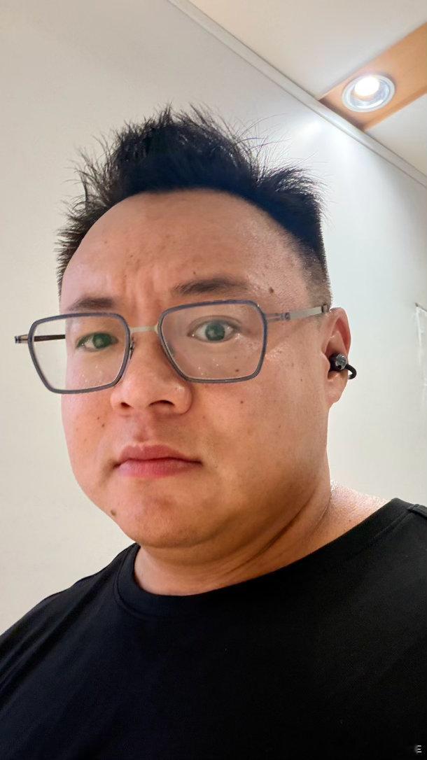 今天在重庆见两位休斯顿的朋友。这个好久没见了，不知道送什么礼物能最能体现出现在我