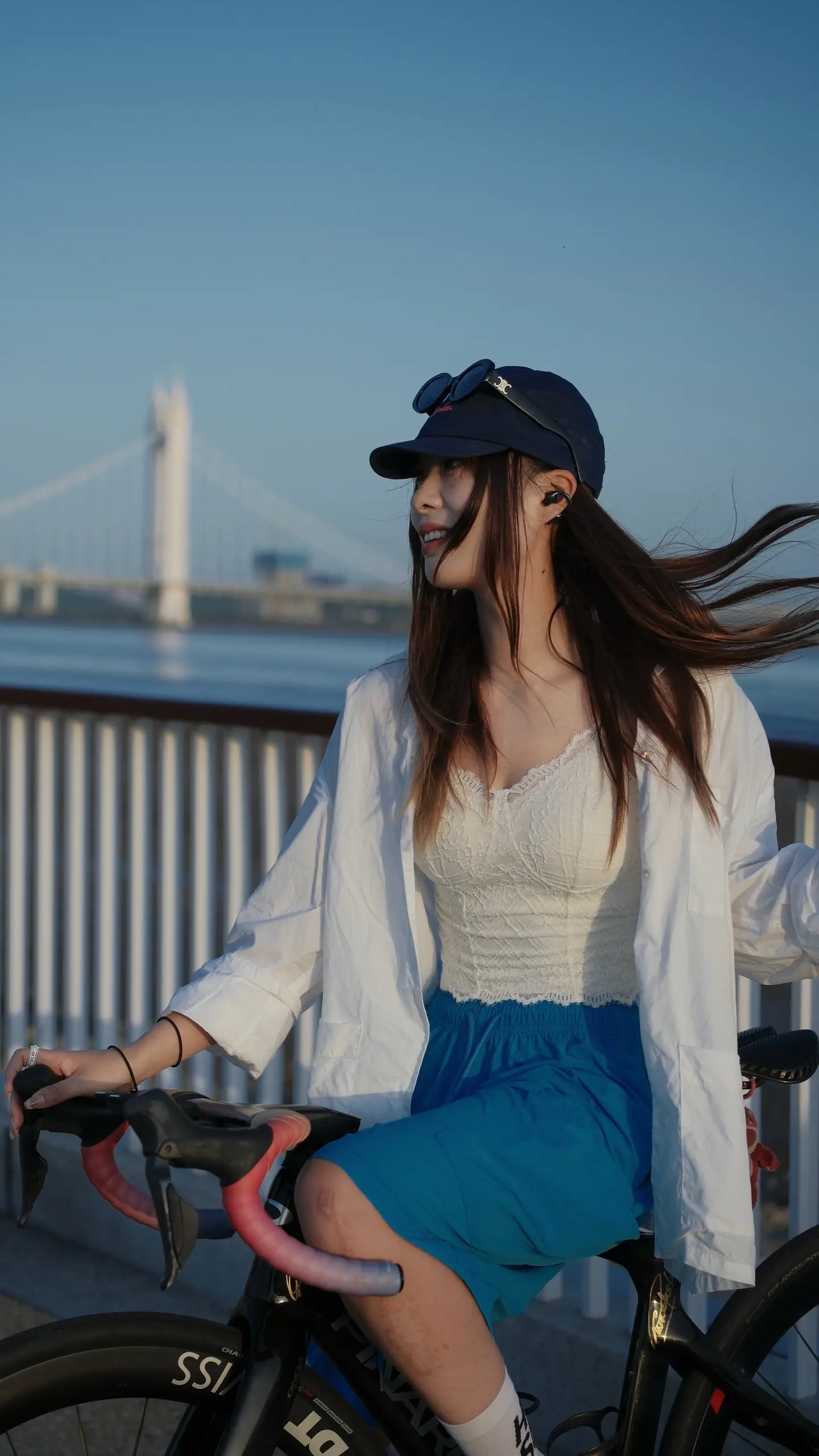 骑车不需要意义。就像风拥抱你的时候，不会先问你配不配。