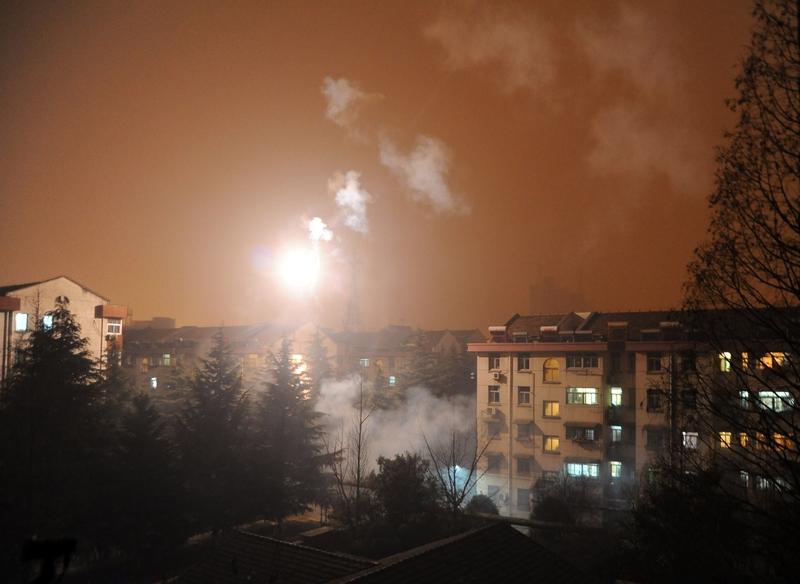 今年山西准许春节燃放炮竹，我简直乐坏了！比吃肉喝酒都让人愉快兴奋。
记得小时候过