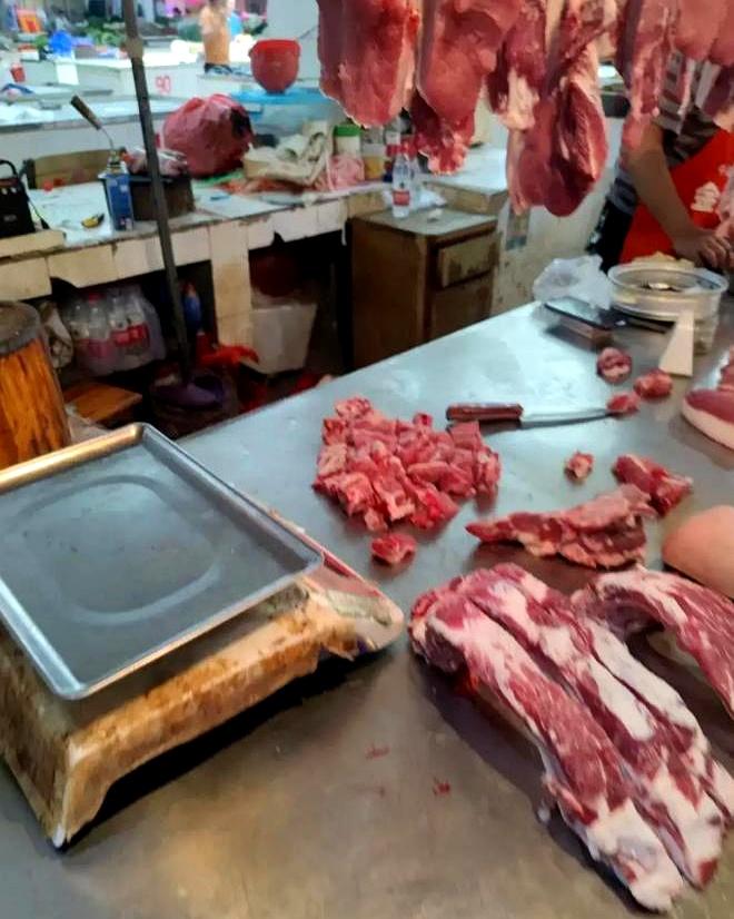 菜市场买排骨，你以为亲眼盯着就万无一失？
有个大姐随口一句话，直接把肉摊老板的老