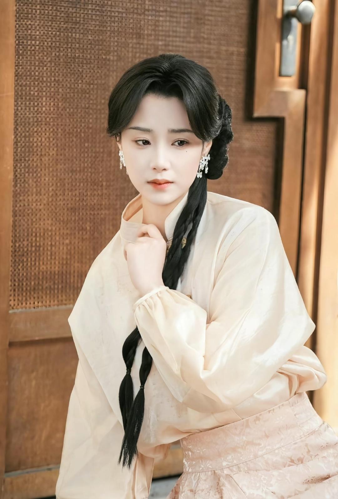 今天看了王小亿主演的短剧《谎颜之下》，真的很欣赏她的“疯批”演技。当之无愧的百变