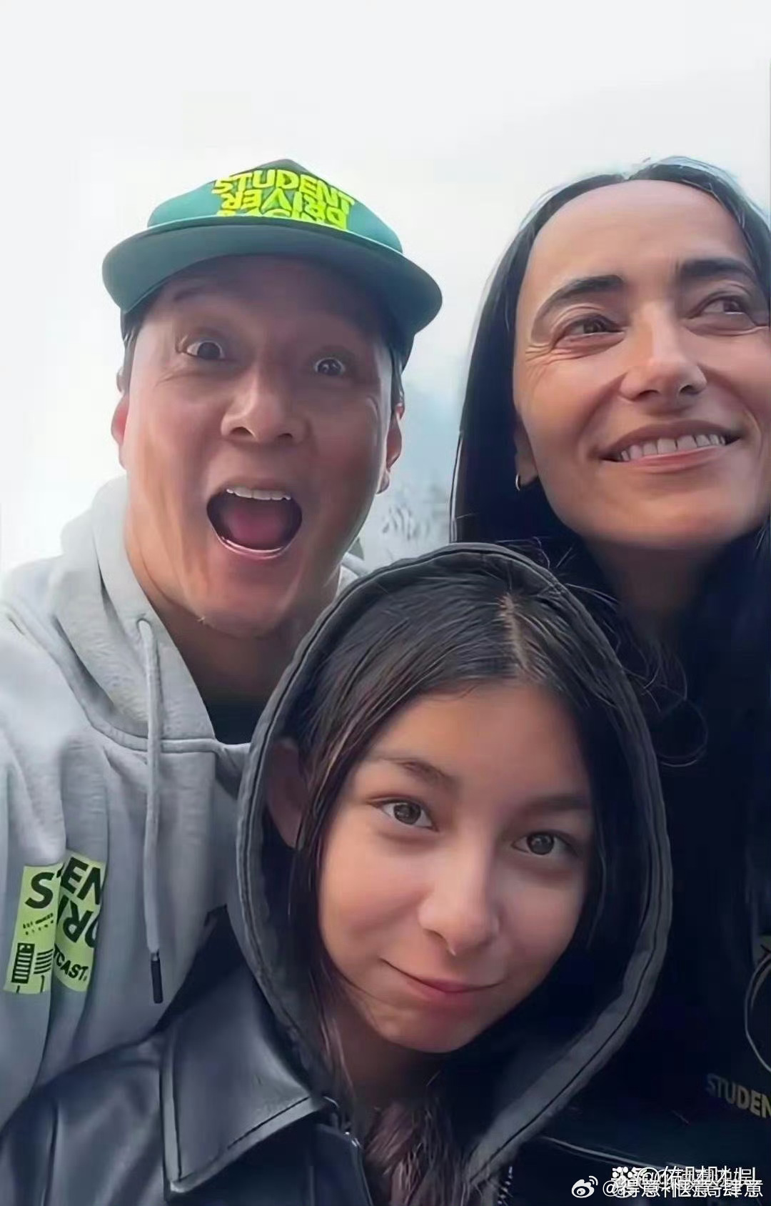 吴彦祖晒一家三口的全家福，13岁的女儿罕见出镜，露出正面照。 ​​​