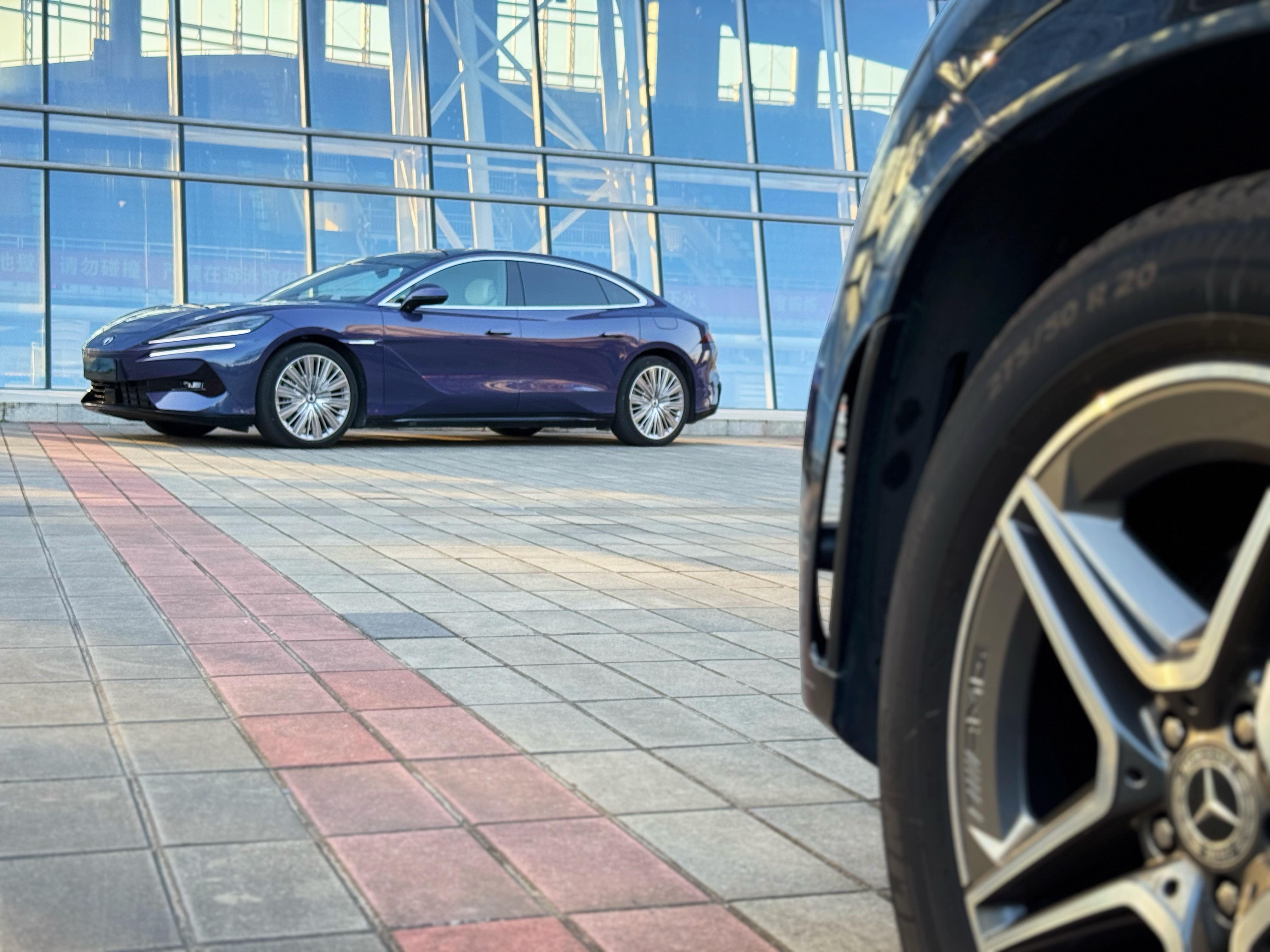 今天深圳的夕阳透过玻璃，太漂亮了。 