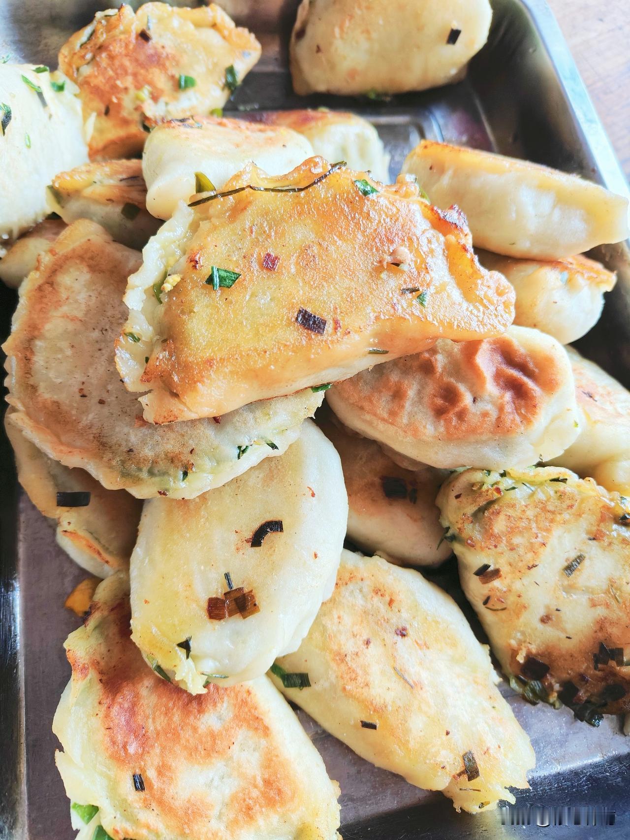 今日清明，丈夫带着儿子去上坟，我便陪着婆婆在家。
 
老人家身子不便，又总觉得冷