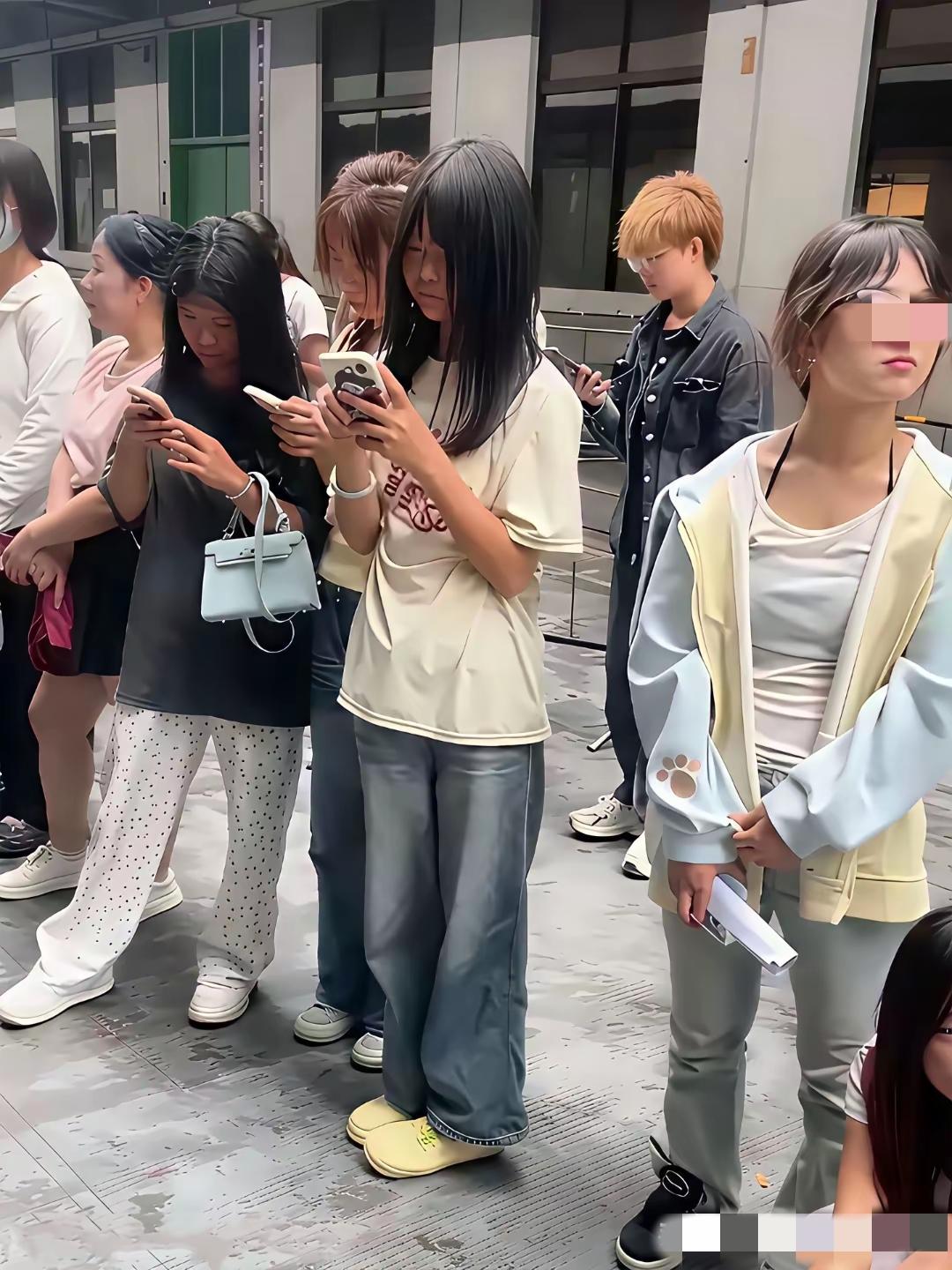 扎心了！上大学的孩子在家啃老，没上大学的却都自力更生了。朋友说她宁愿把上大学的闺