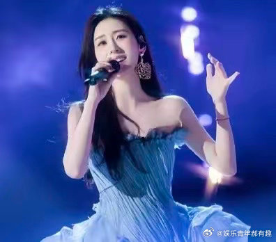 张碧晨淘汰《歌手2026》直播夜，张碧晨被淘汰，那英直接懵了。她攥着话筒，嘴瓢到