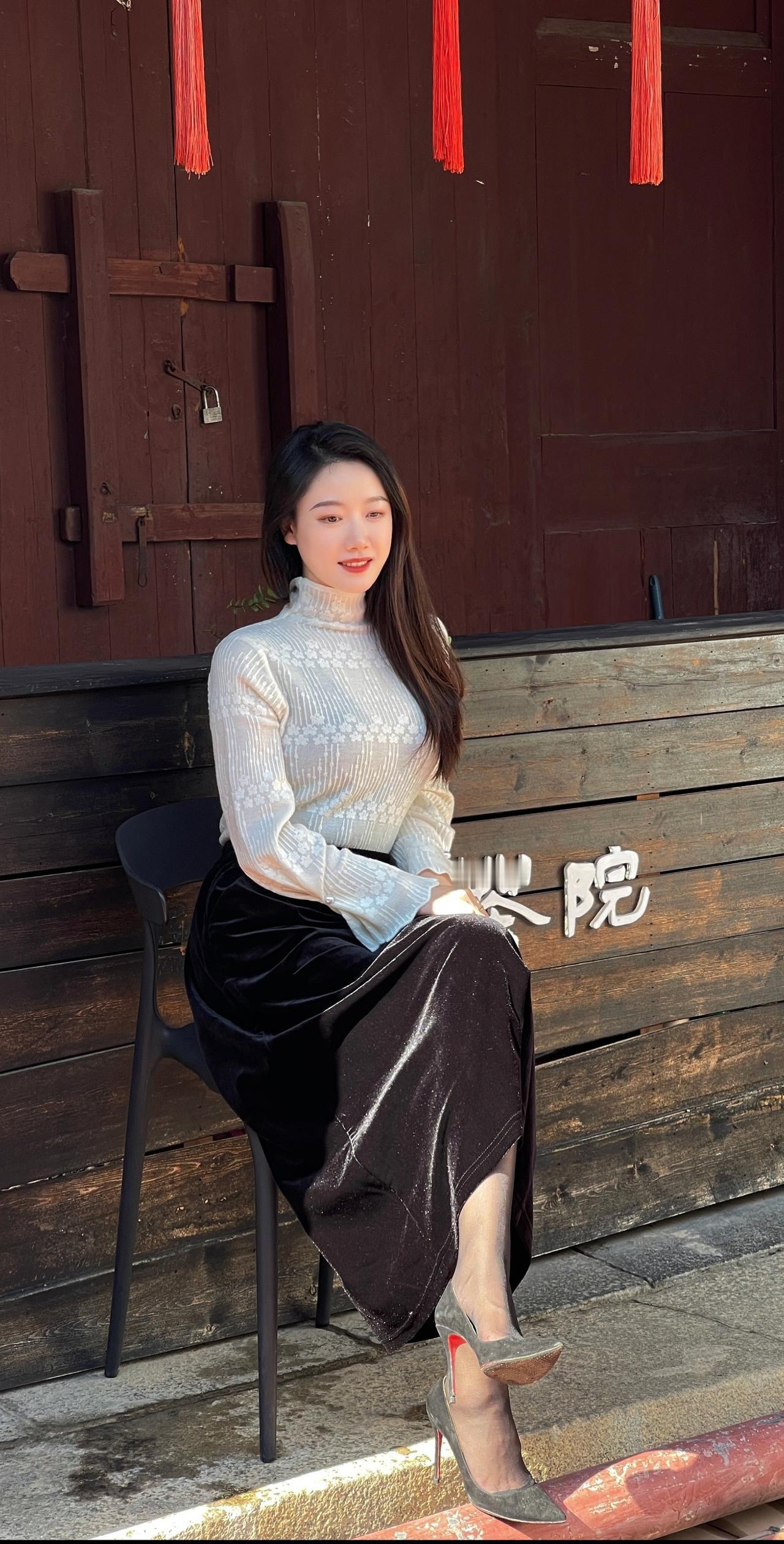 直播间比庙里热闹。有人送花，有人点蜡，有人掏钱请菩萨——刷个火箭，我念他三天好。