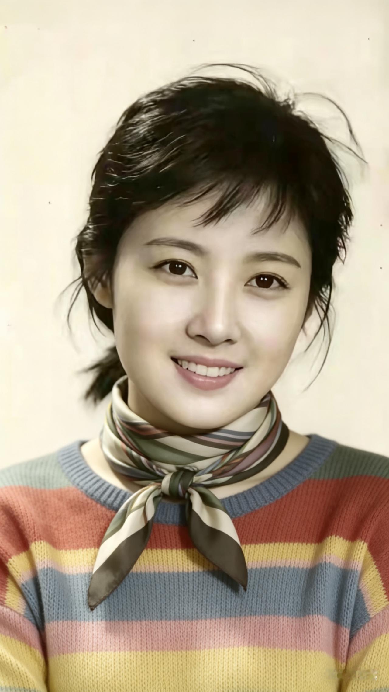 彩色薄款毛衣轻盈柔和，搭配雅致丝巾轻绕颈间，色彩温柔灵动。衣料显气质，丝巾添精致