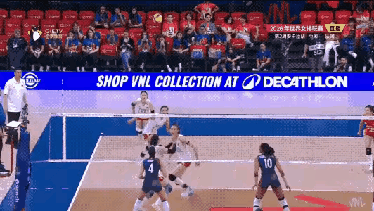 中国女排必须要坚决打背飞战术。中国队昨日3-0横扫法国，王媛媛的强势背飞（见动图
