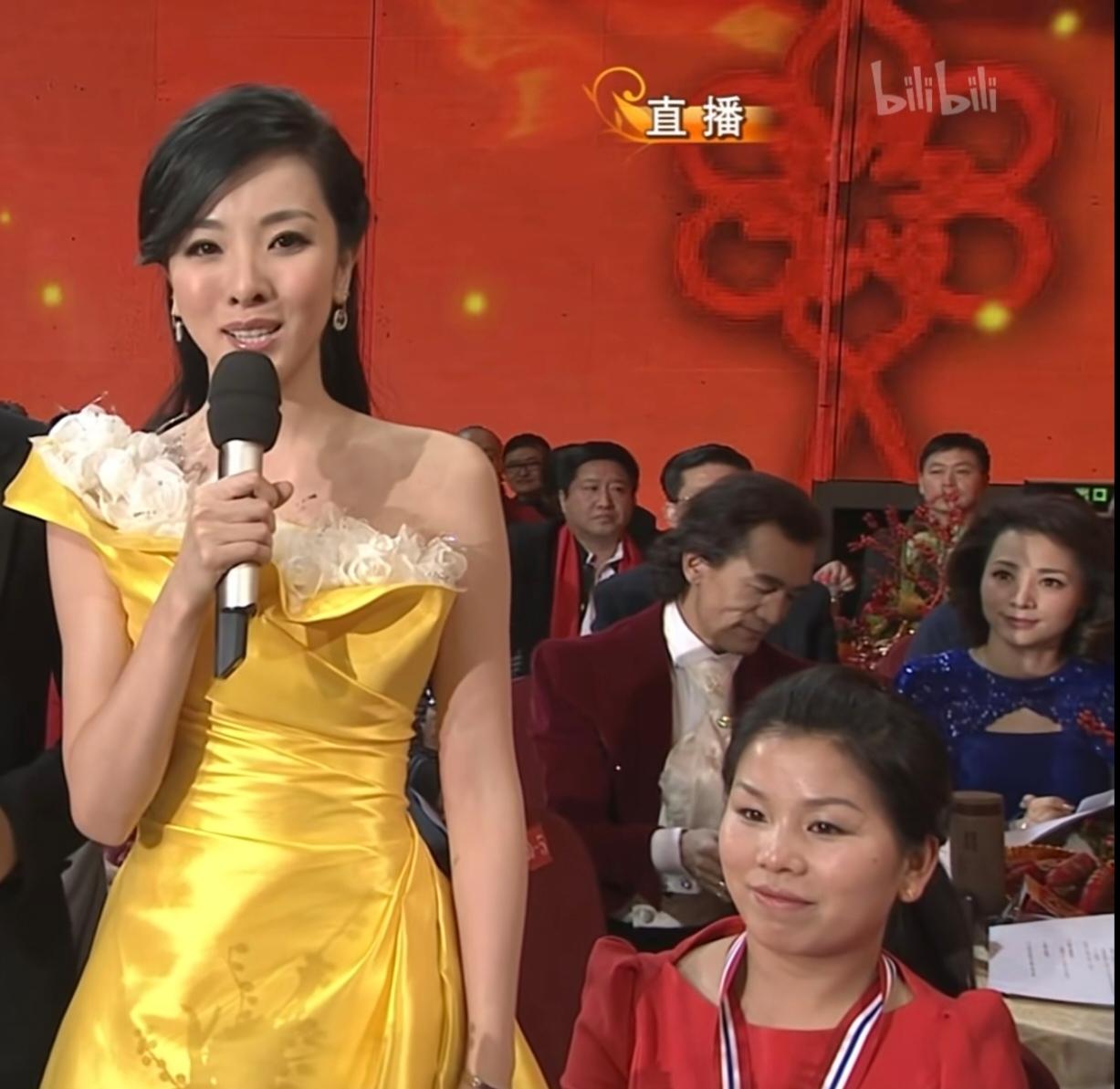 董卿看着徒弟 主持，不错，以后可以接我的班