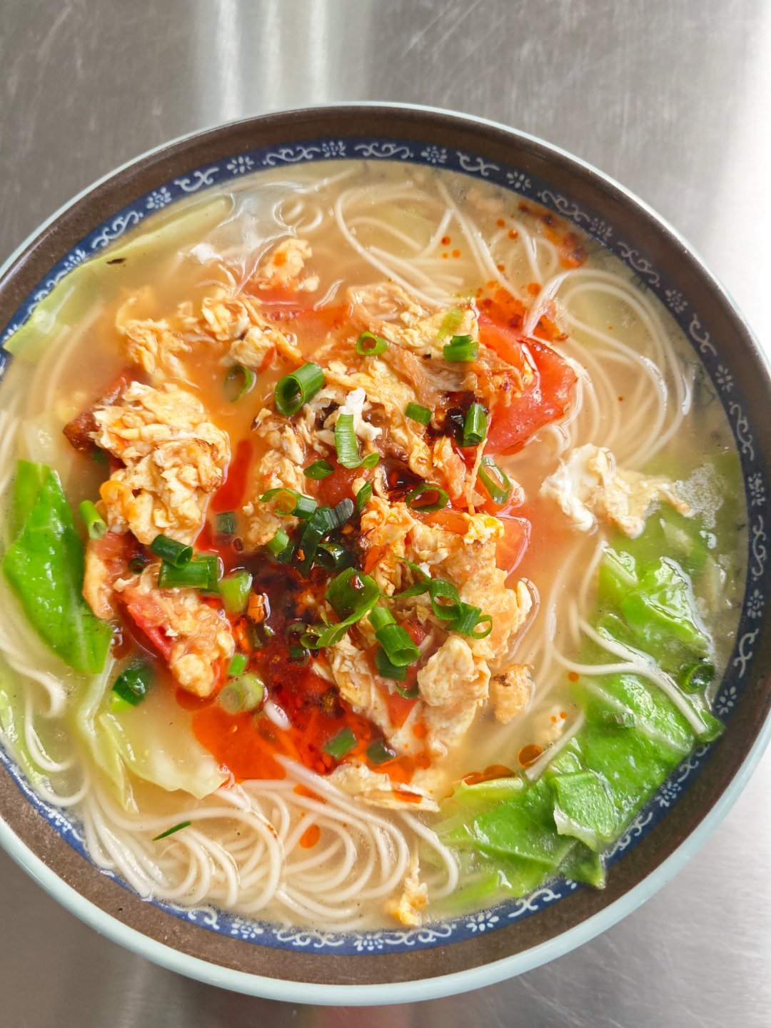 早上来一碗鸡蛋面，吃了之后暖和多了。每天早起打卡