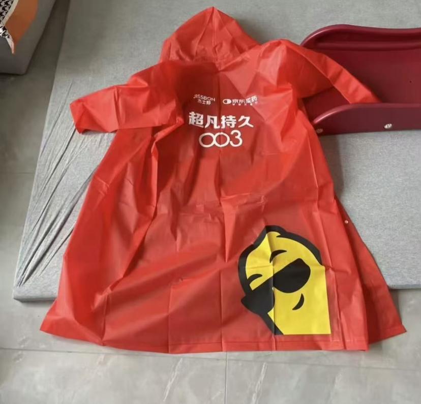 标题：成都马拉松“社死雨衣”火了！超凡持久003，谁敢穿出门？
跑完42.195