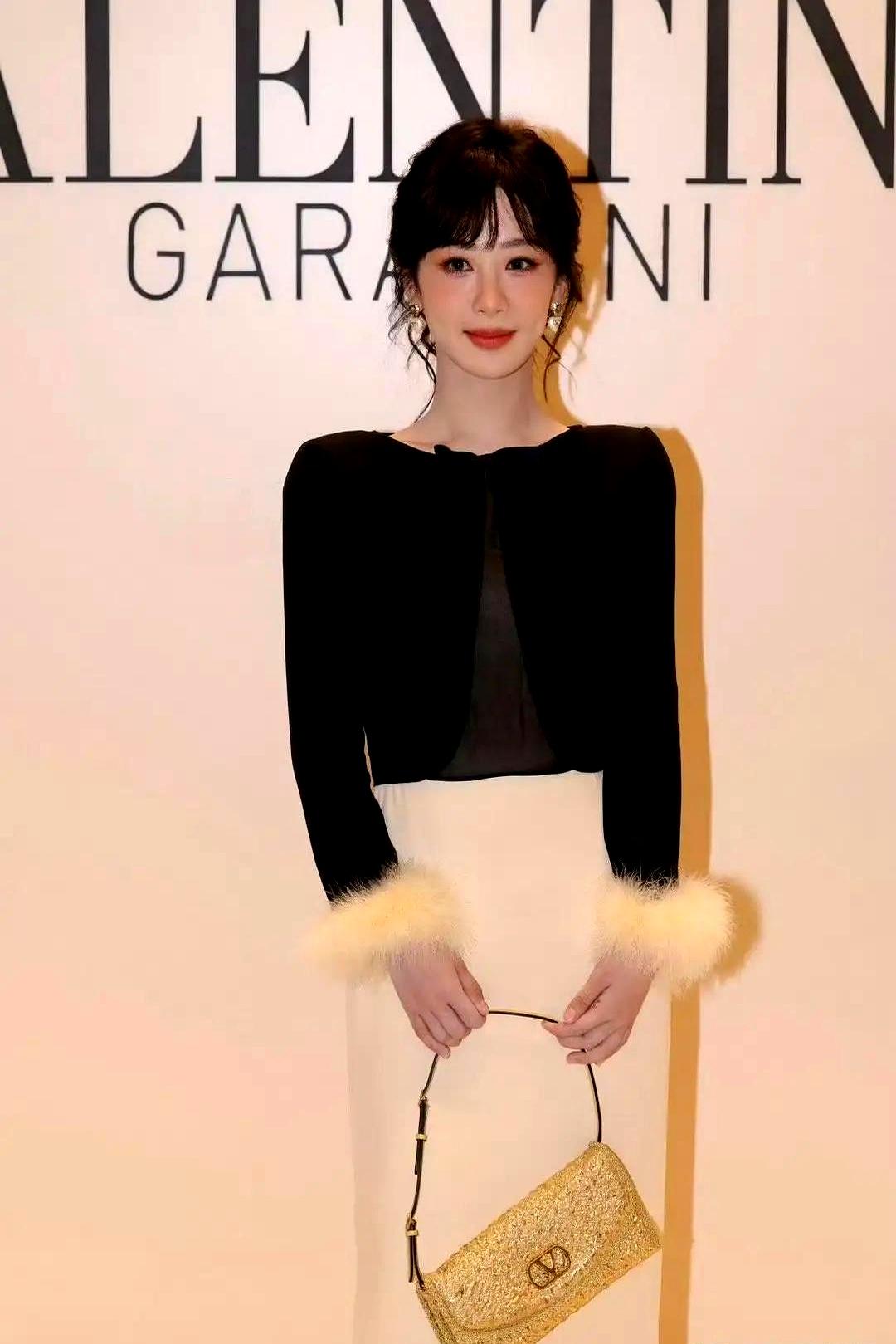 杨紫的造型师该去进修下了，杨紫自从瘦下来后
 

她瘦后身材纤细气质提升，但近期