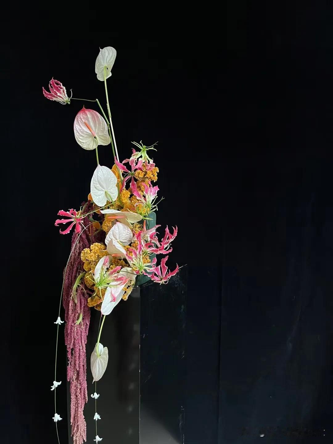 幽香暗自传，花影入诗篇。