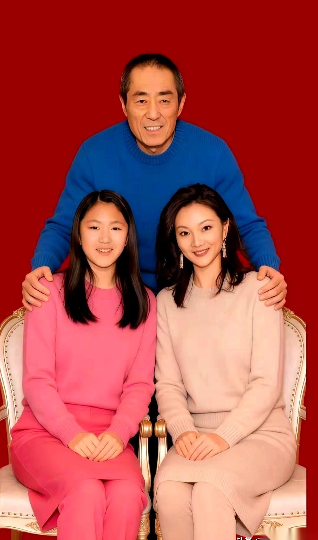 网上对张艺谋的家庭合影，评价总是很割裂。
不少人习惯把陈婷和过往的“名场面”硬凑