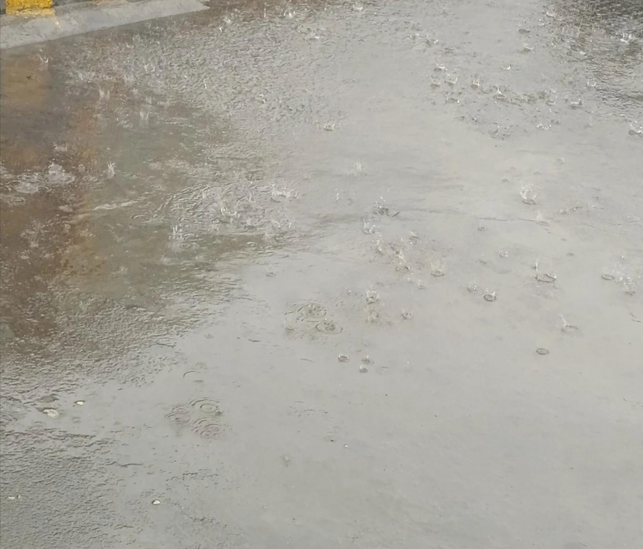 西安的天漏了，瓢泼大雨，凉爽凉爽！