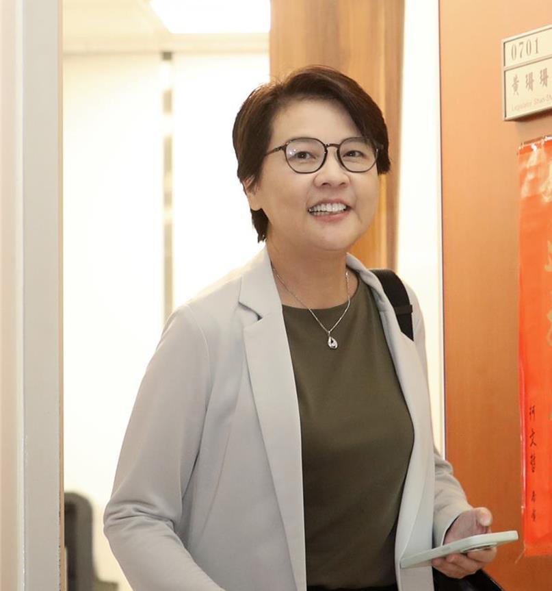 今天，民众党前“立委”黄珊珊发文表示，最近不断有人问她还会不会参与选举，我的答案
