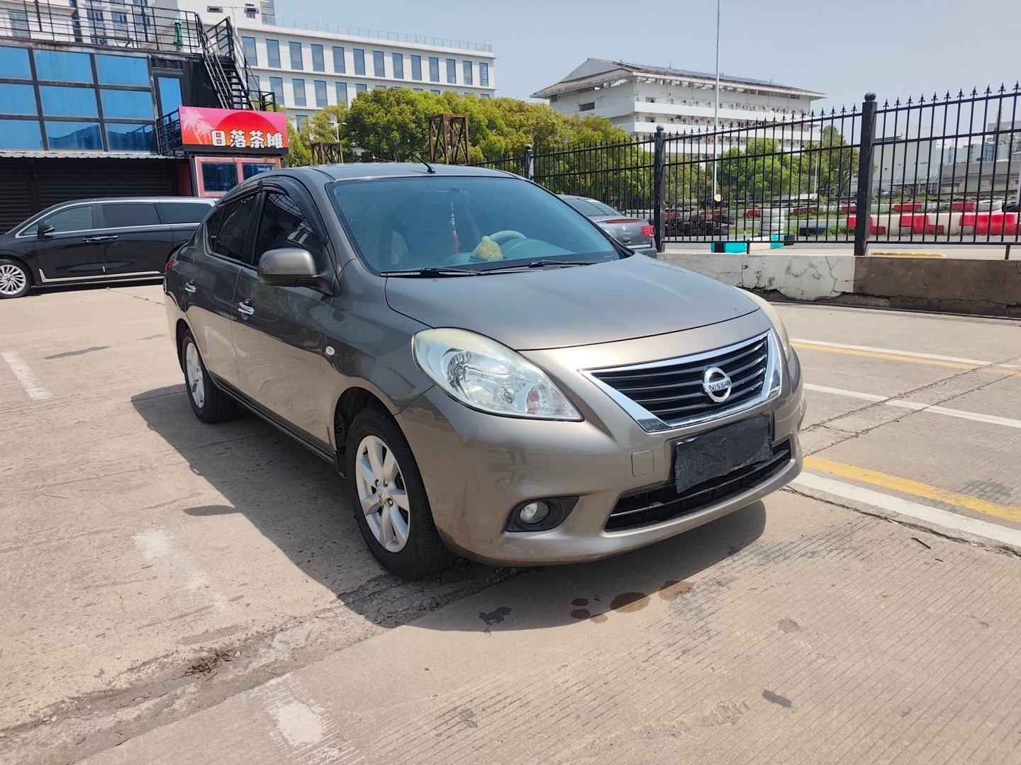 2013年日产阳光，1.5L自动挡带天窗  7.5万公里  四个面喷漆，油耗低至