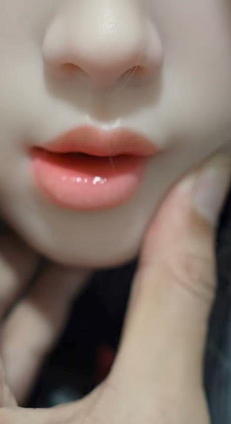 这下踢到铁板了！近日，一男子为了解决生理需求，在网上花3700元买了一个仿真娃娃