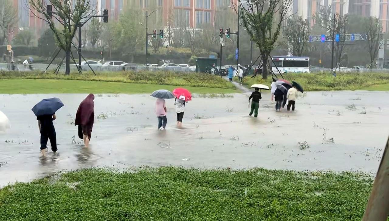 今天台风一来，上海华为外围那段路先“露了怯”——积水把原本的通勤道硬生生泡成了泥