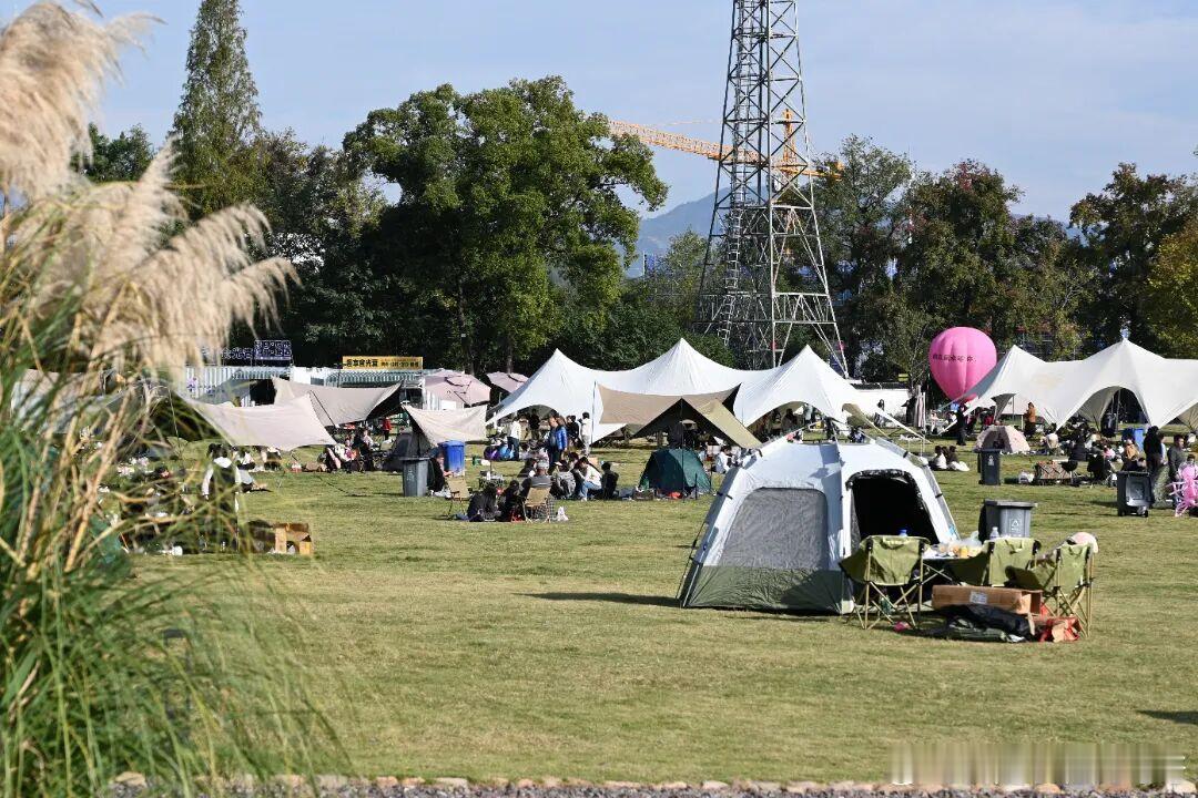 浙江多地迎来中小学秋假出游大军涌向全国各地莲都首个秋假在阳光明媚中开了个好头秋冬