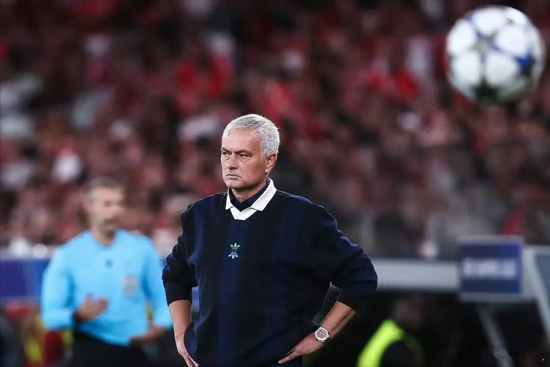 心愿难落地？穆里尼奥向身边人透露想执教皇马，罗马诺确认属实，目前皇马暂无回应，双